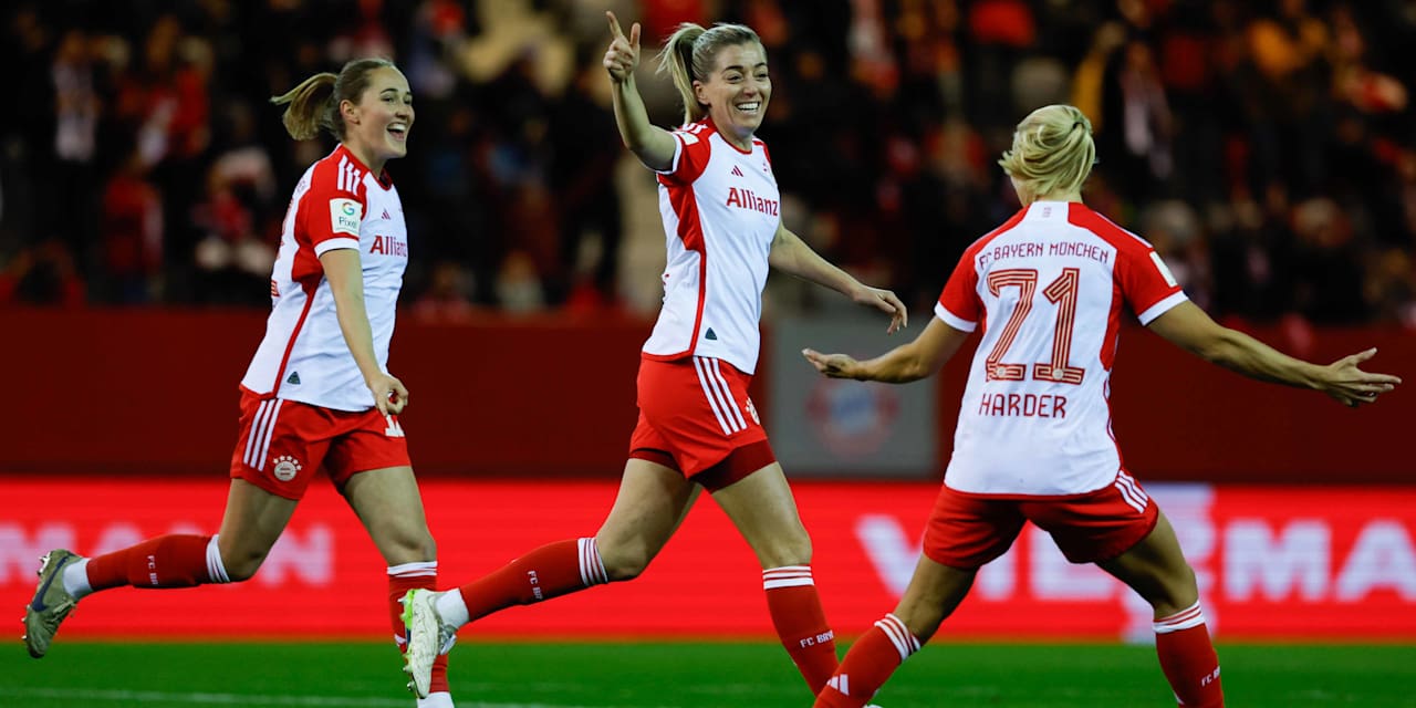 FC Bayern women celebrate against Freiburg