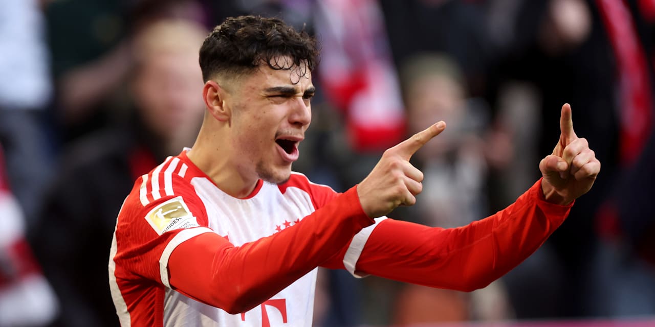 Aleksandar Pavlovic jubelt nach seinem ersten Tor für den FC Bayern in der Allianz Arena