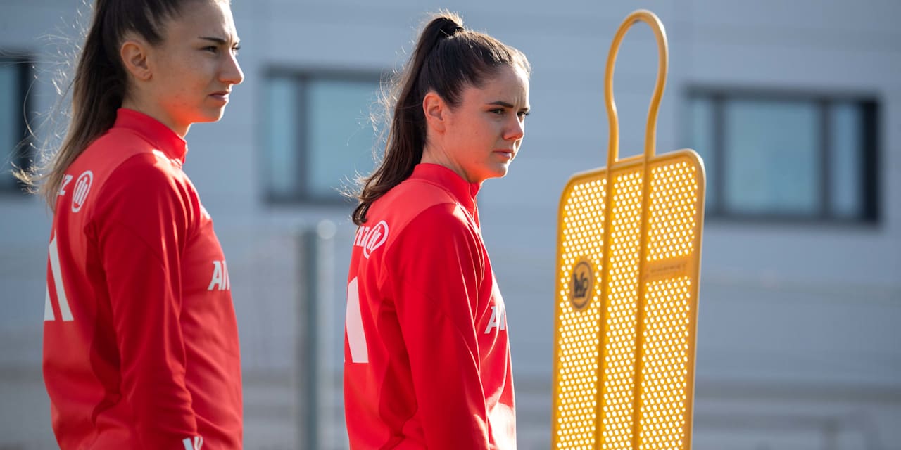 Sarah Zadrazil von den FC Bayern Frauen vor dem Spiel gegen Essen