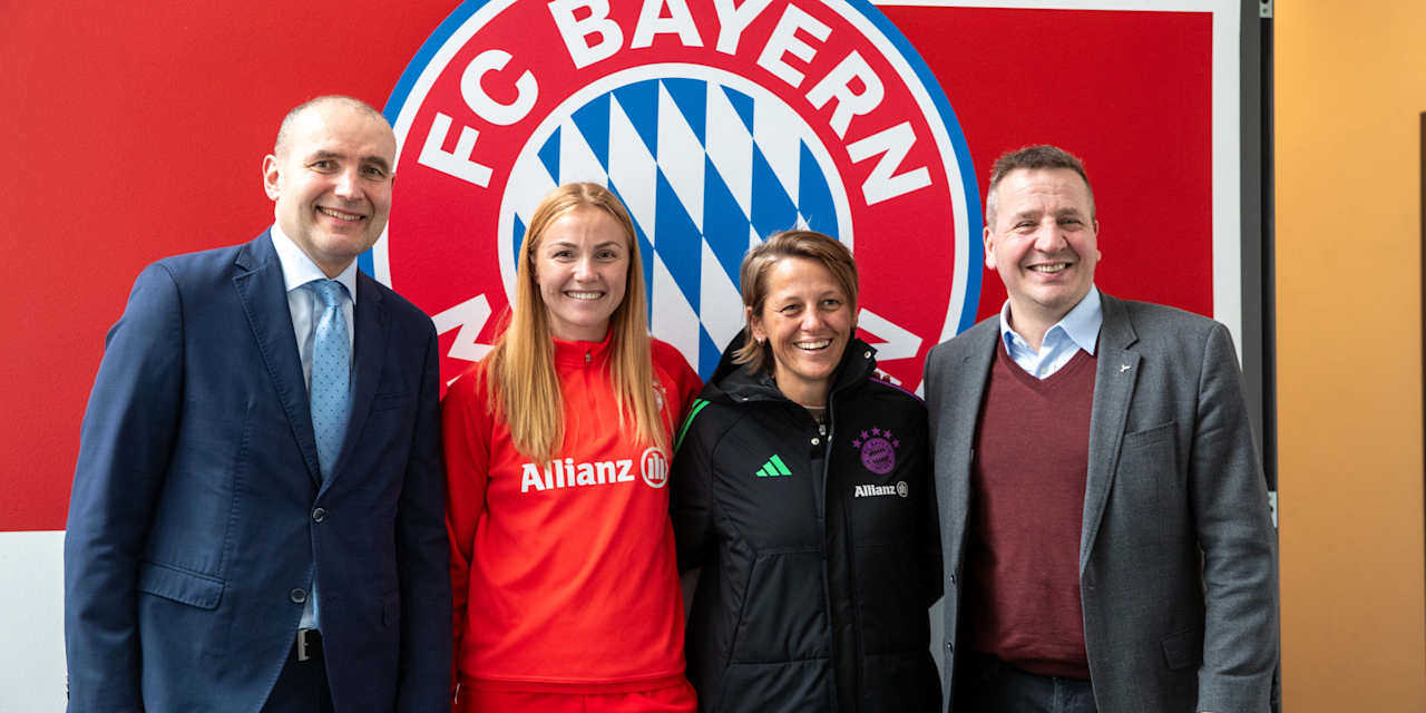 Der Präsident von Island hat Abteilungsleiterin Bianca Rech und die FCB-Frauen am FC Bayern Campus besucht.