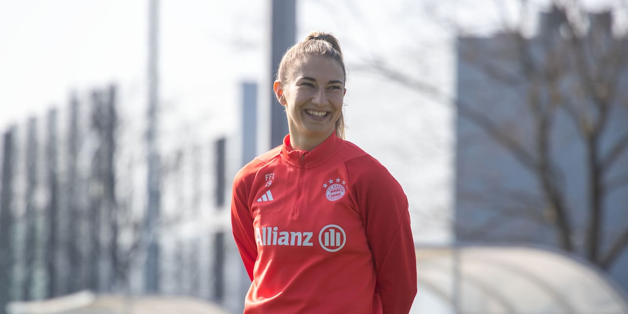 Katharina Naschenweng der FC Bayern Frauen vor Eintracht Frankfurt im Training
