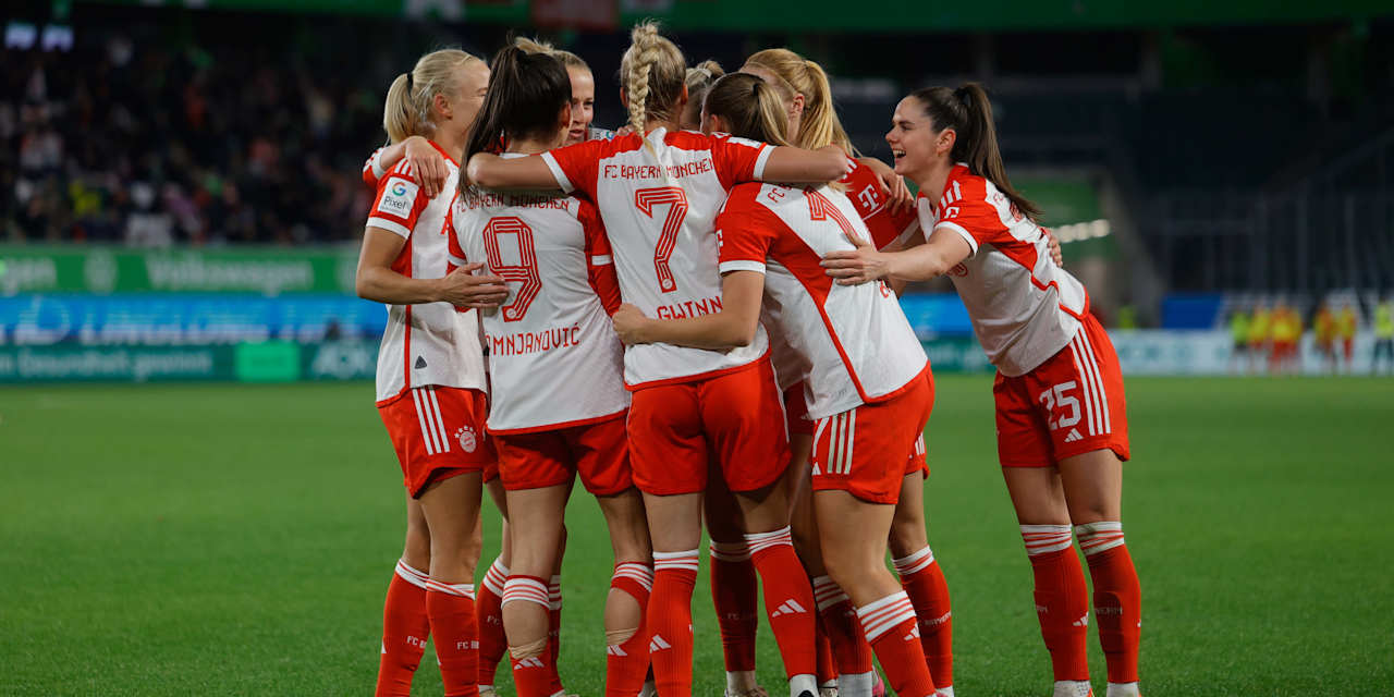FC Bayern Women celebrate at VfL Wolfsburg