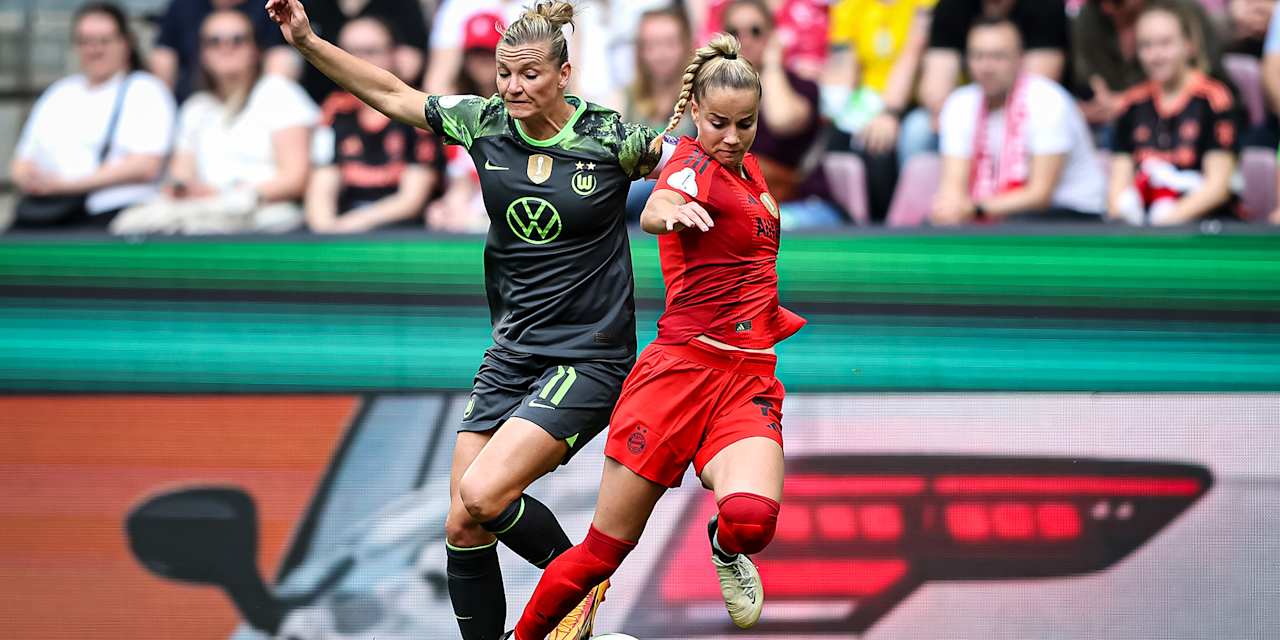 Giulia Gwinn, tackle, FC Bayern Women in cup final against VfL Wolfsburg