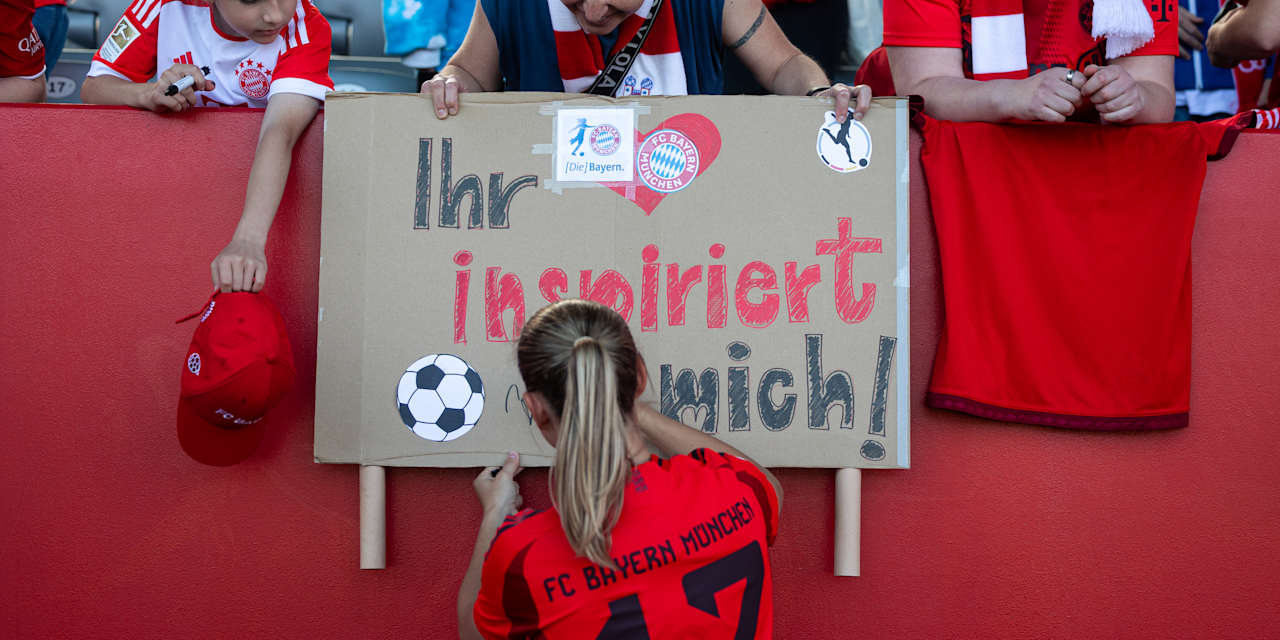 FC Bayern Women fans