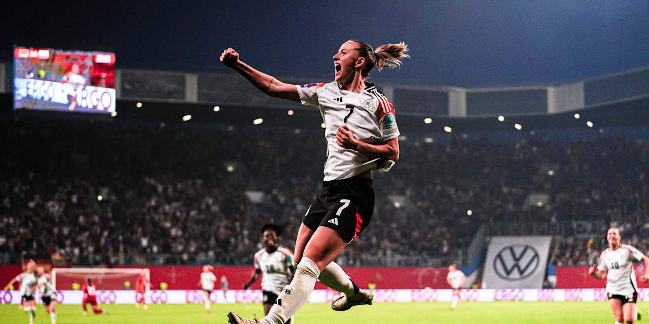 Lea Schüller jubelt nach ihrem Tor gegen Polen