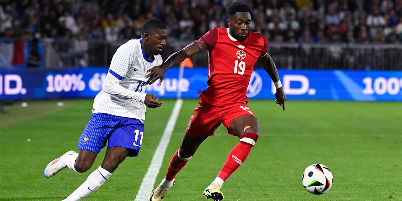 Alphonso Davies en un duelo con el francés Ousmane Dembélé