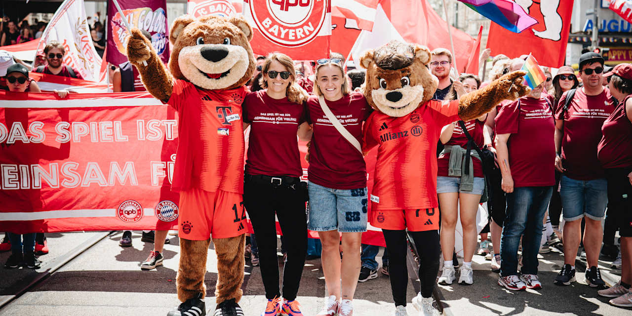 Bianca Rech and Georgia Stanway alongside Berni and Mia at Christopher Street Day