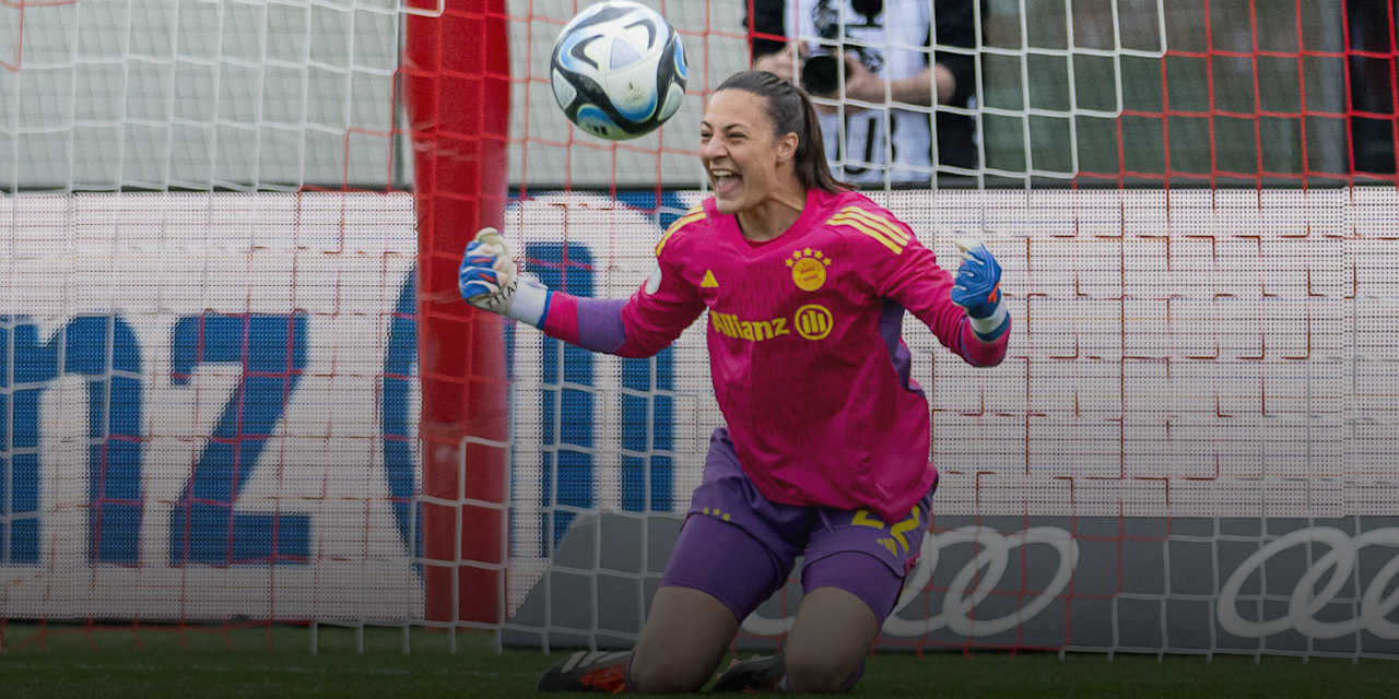Mala Grohs im Tor der FC Bayern Frauen