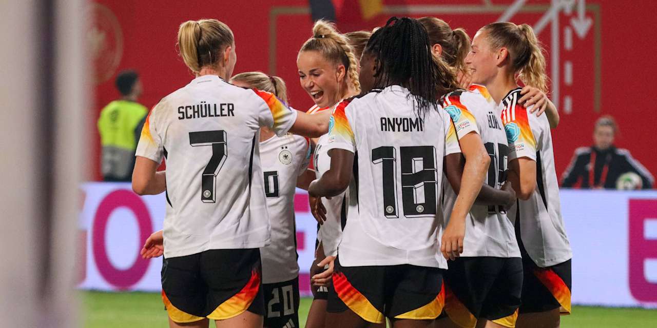 Gwinn und Schueller von den FC Bayern Frauen im Jubel bei der Deutschen Nationalmannschaft