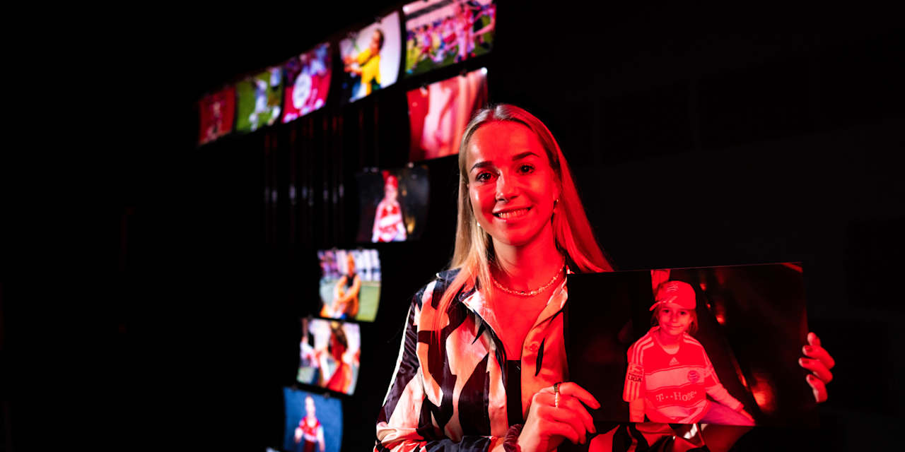 Giulia Gwinn zeigt ein Kinderfoto von sich im FC Bayern Trikot nach ihrer Vertragsverlaengerung bis 2027