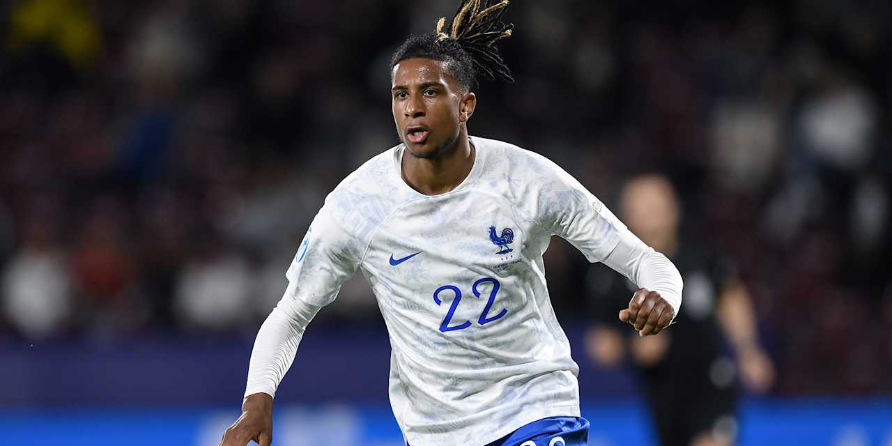 Michael Olise en un partido de la selección francesa