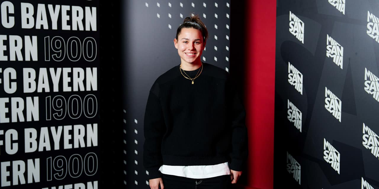 Lena Oberdorf am Tag der Vertragsunterzeichnung bei den FC Bayern Frauen