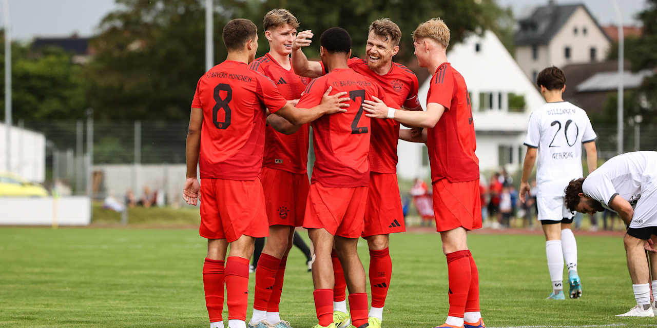Die FC Bayern Amateure bejubeln einen Treffer in der Vorbereitung