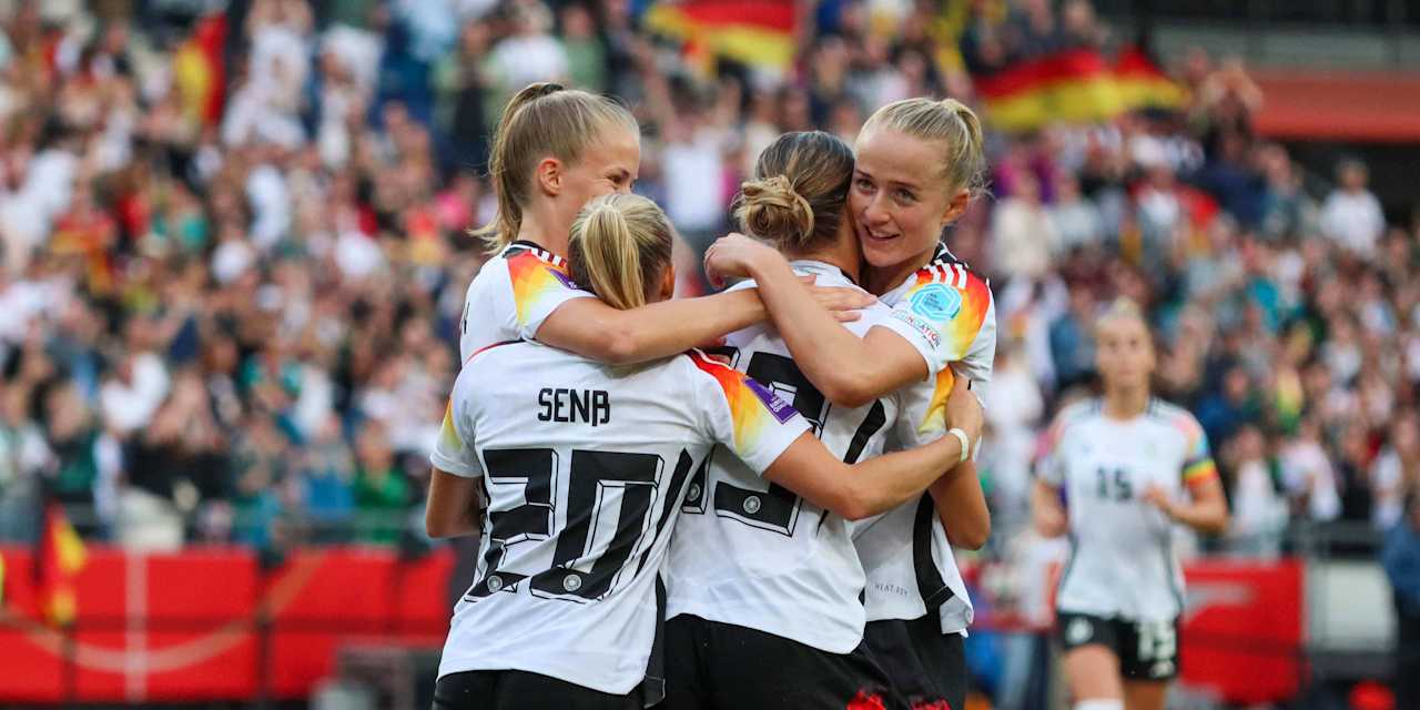 Lea Schueller von den FC Bayern Frauen im Sprint bei der Deutschen Nationalmannschaft