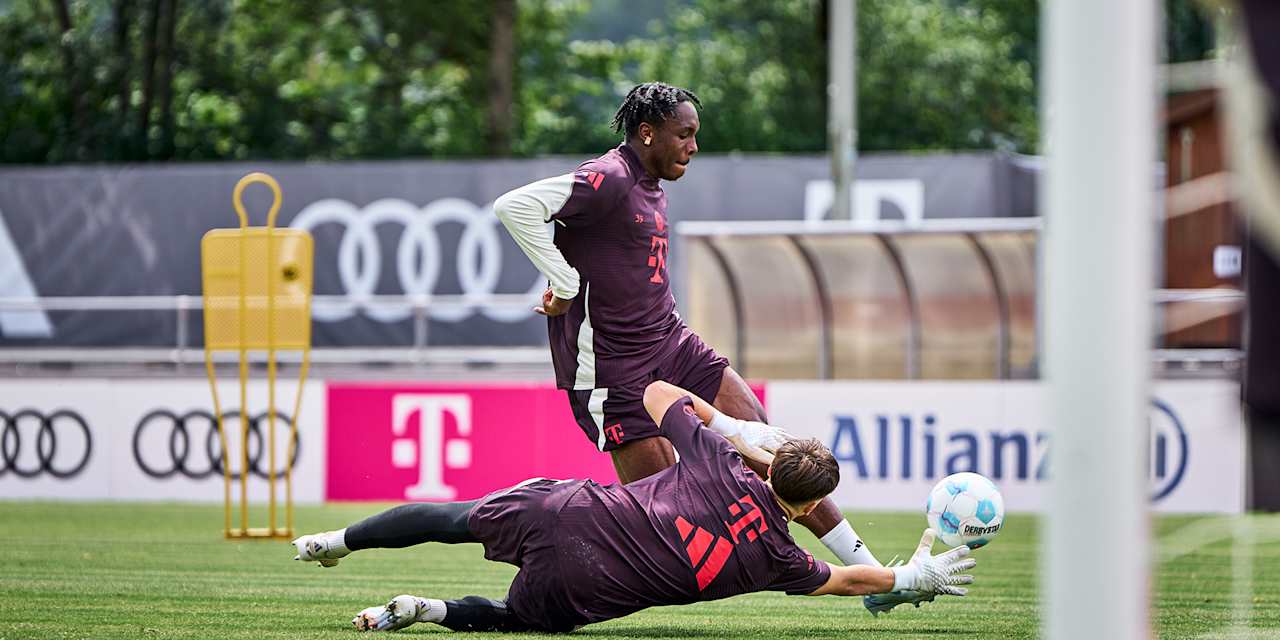 Josip Stanisic im Training des FC Bayern