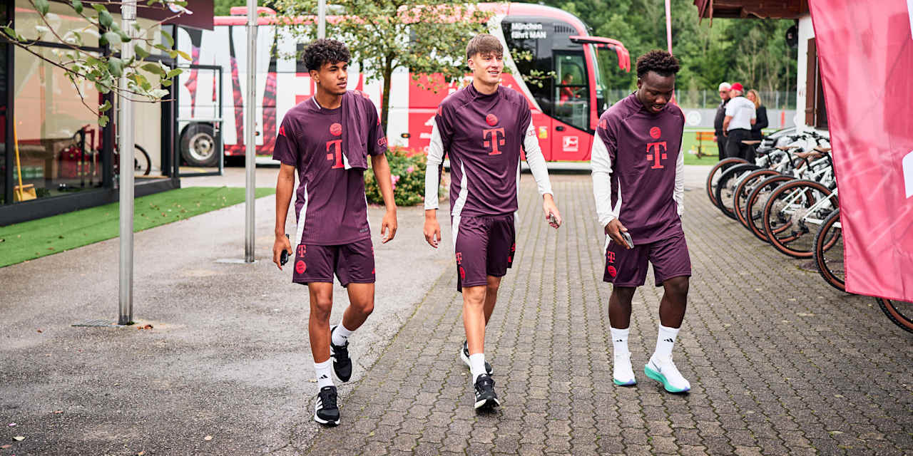 Die Ankunft von Adam Aznou Javi Fernandez und Nestory Irankunda beim FC Bayern Training am Tegernsee
