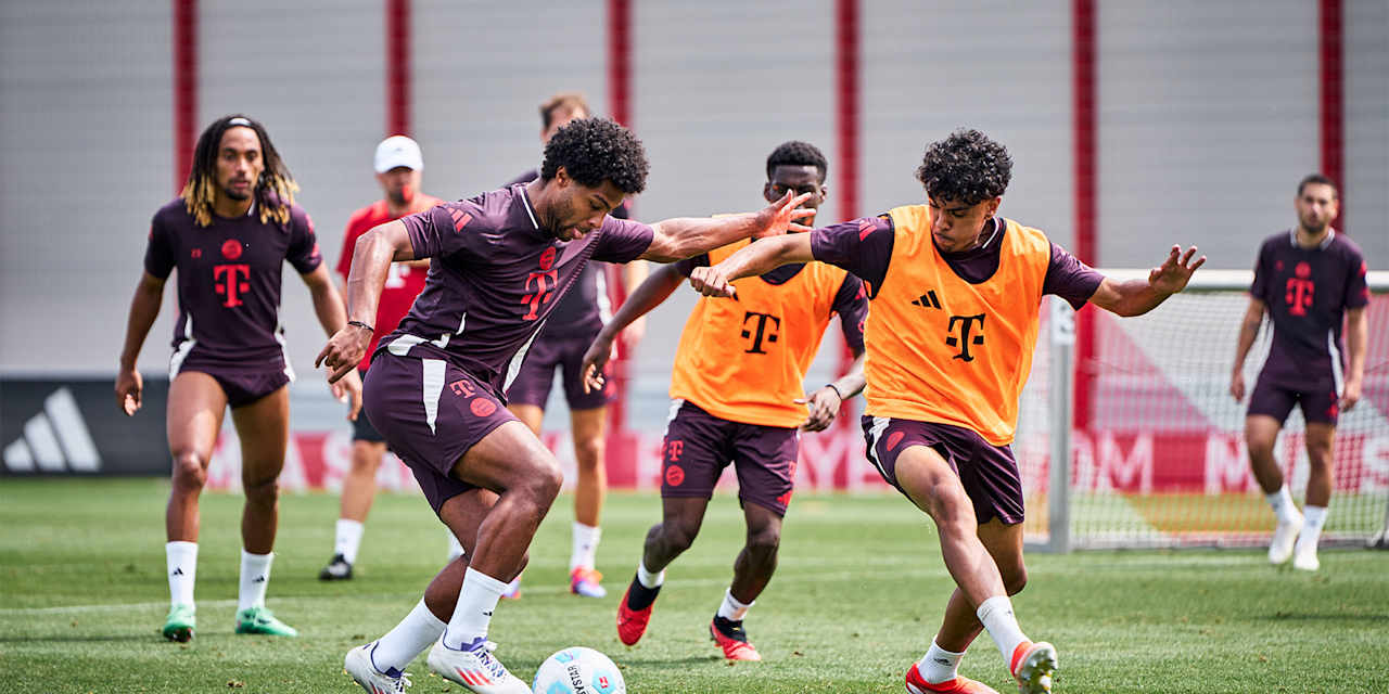 Serge Gnabry in a one-on-one with Adam Aznou in FC Bayern training.