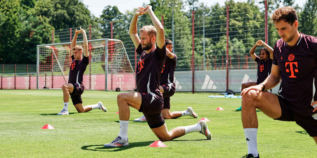 Konrad Laimer and Leon Goretzka stretching