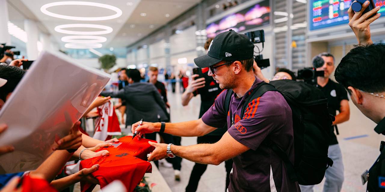 Leon Goretzka signs autographs at Seoul airport