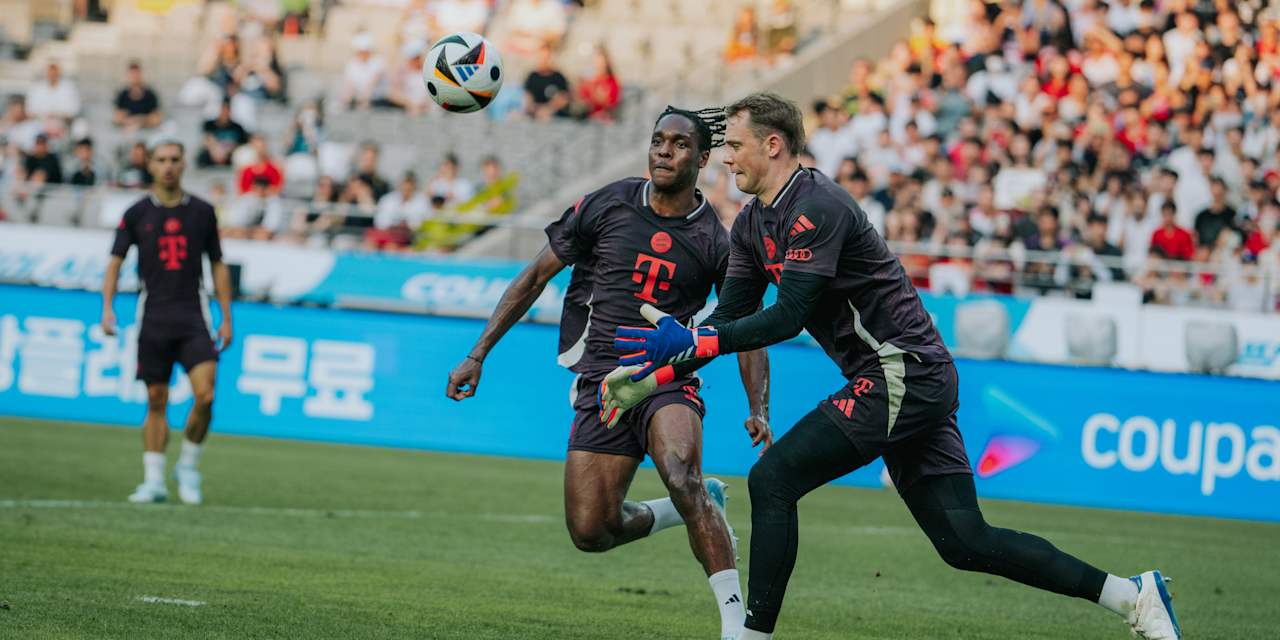 Mathy Tel und Manuel Neuer im Zweikampf im Training des FC Bayern in Seoul.