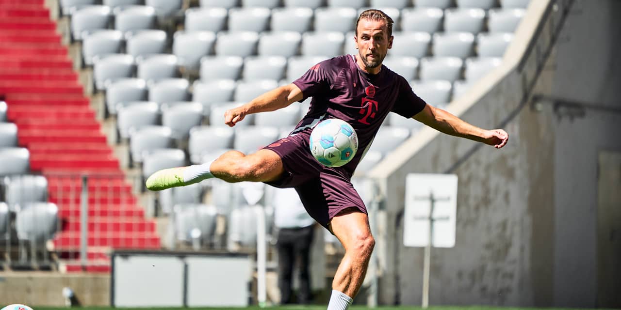 Harry Kane schießt im Training in der Allianz Arena.