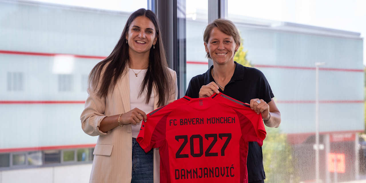 Jovana Damnjanović unterschreibt ihre Vertragsverlaengerung bei den FC Bayern Frauen