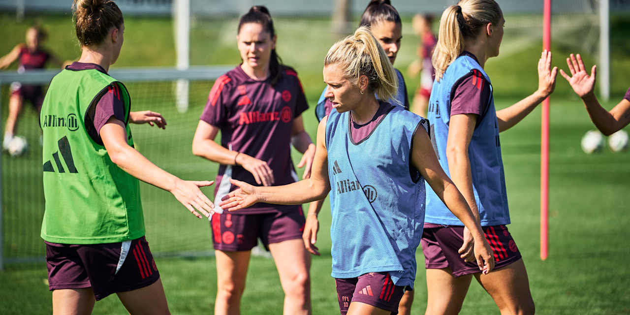 Linda Dallmann und ihre Mitspielerinnen vom FC Bayern im Trainingslager