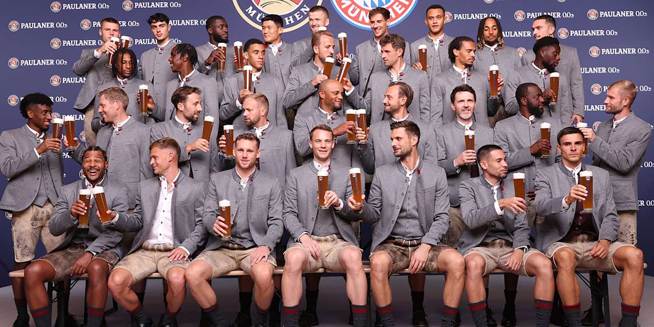 FC Bayern Mannschaftsfoto in Lederhosen bei Paulaner