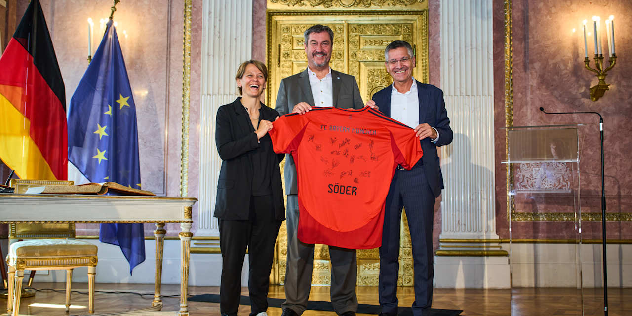 Die FC Bayern Frauen beim Empfang durch Markus Söder