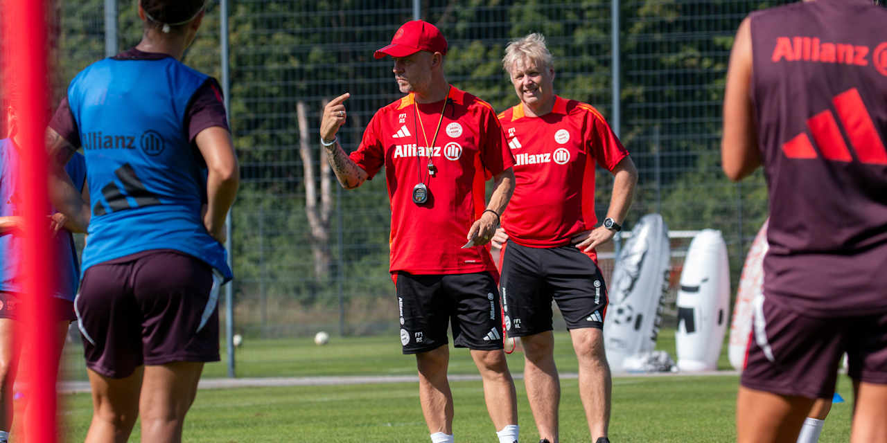 Alexander Straus während des Trainings der FC Bayern Frauen