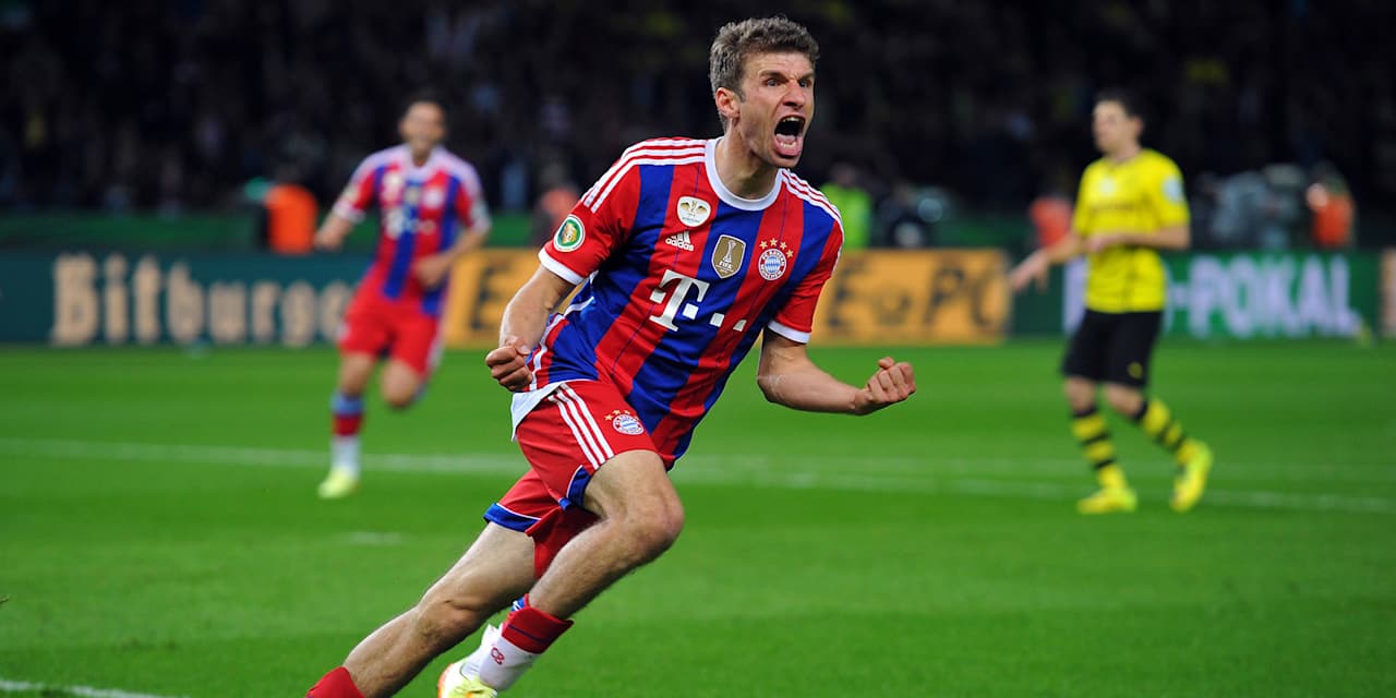 Thomas Müller celebrates with Bayern fans