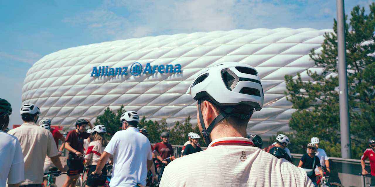 Teilnehmer der FC Bayern-Fahrrad Aktion vor der Allianz Arena