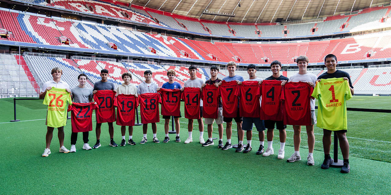 The new cohort of the FC Bayern Global Academy with their shirts in the Allianz Arena.