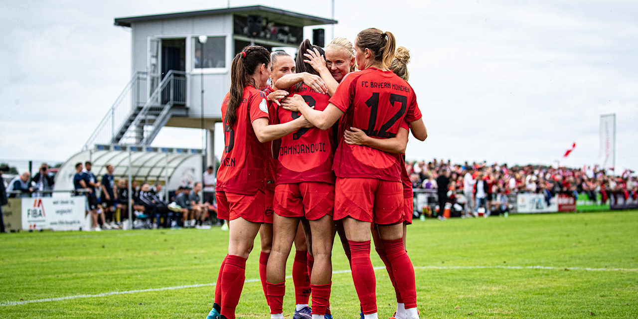 Team, celebration, FC Bayern Women at SC Sand