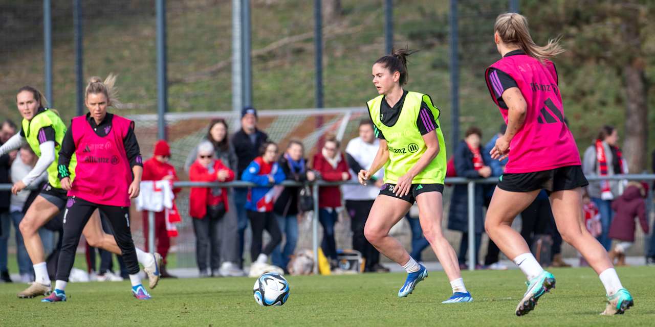 Sarah Zadrazil im öffentlichen Training der FC Bayern Frauen vergangene Saison
