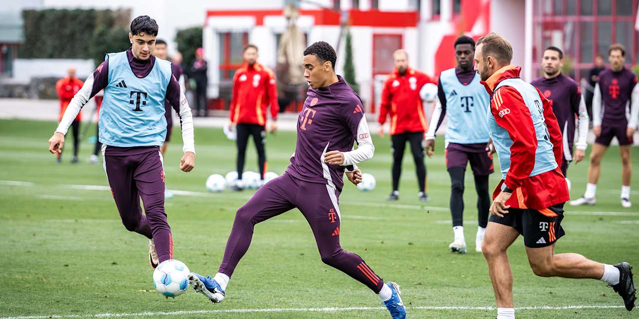 Jamal Musiala dribbelt mit dem Ball im Training des FC Bayern