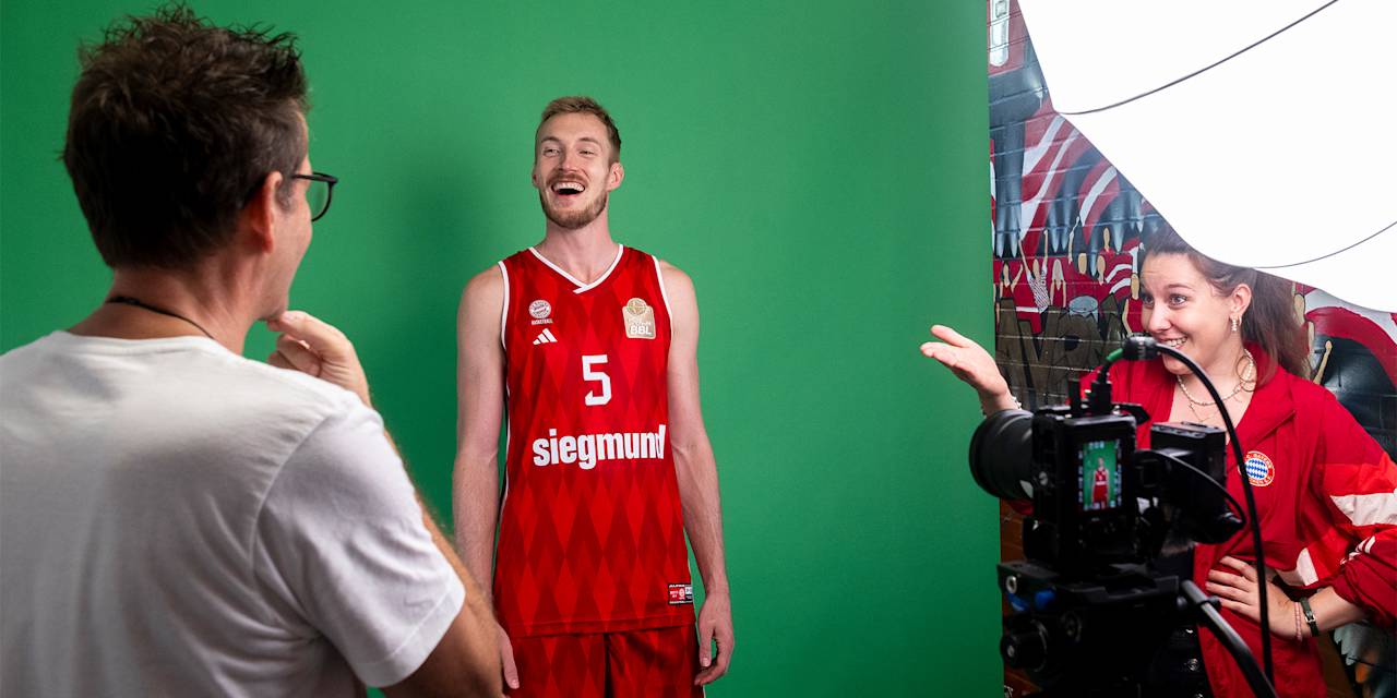 FC Bayern Basketballer Niels Giffey übt seine Gebärde ein