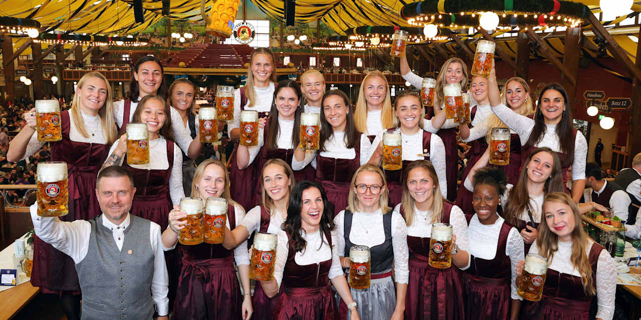 Die FC Bayern Frauen auf dem Oktoberfest.
