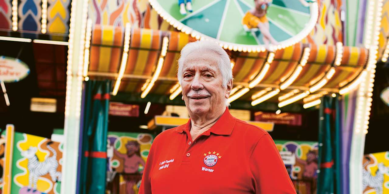 Porträtfoto von Werner Simmerl vor dem Teufelsrad auf dem Oktoberfest