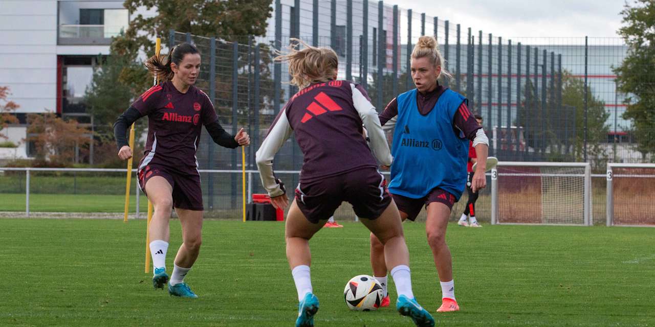 Linda Dallmann während des Trainings der FC Bayern Frauen