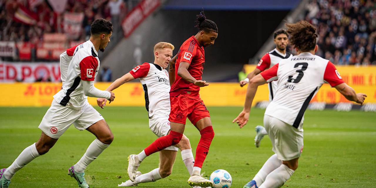 Michael Olise im Zweikampf mit einem Frankfurt-Spieler