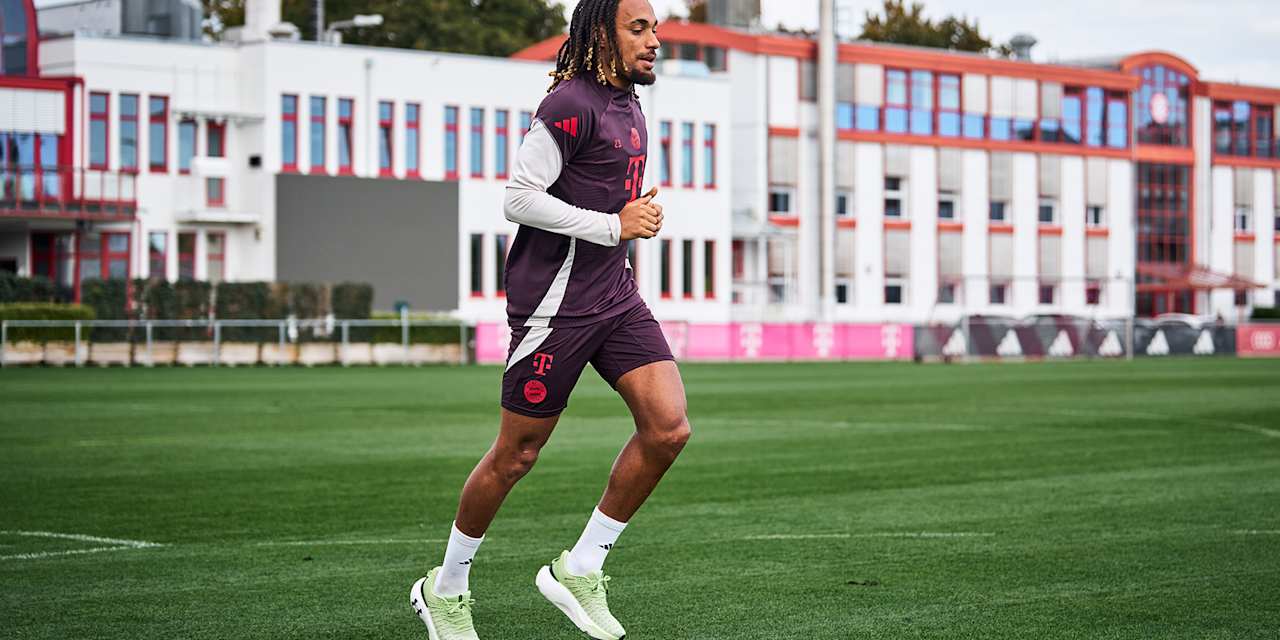 Sacha Boey, del FC Bayern, corre en el campo de entrenamiento de la Säbener Straße.
