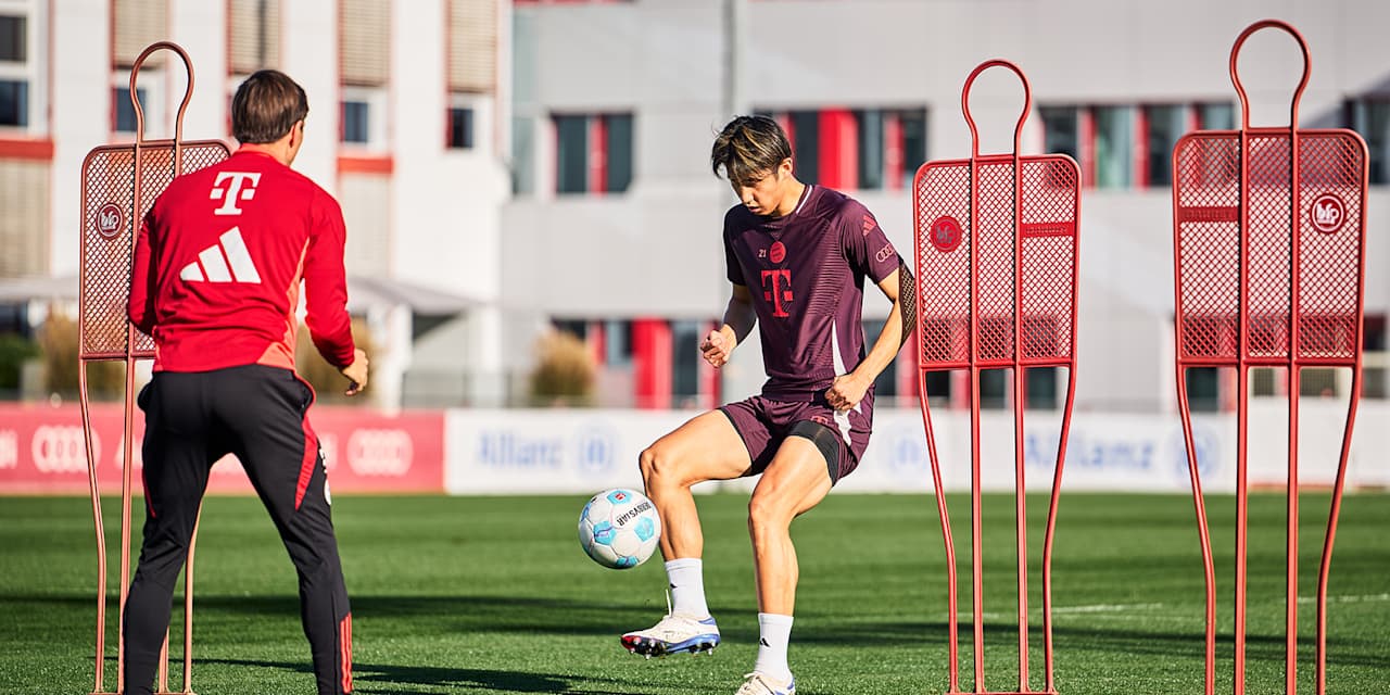 FC Bayern's Hiroki Ito training with the ball on the training pitch at Säbener Straße.