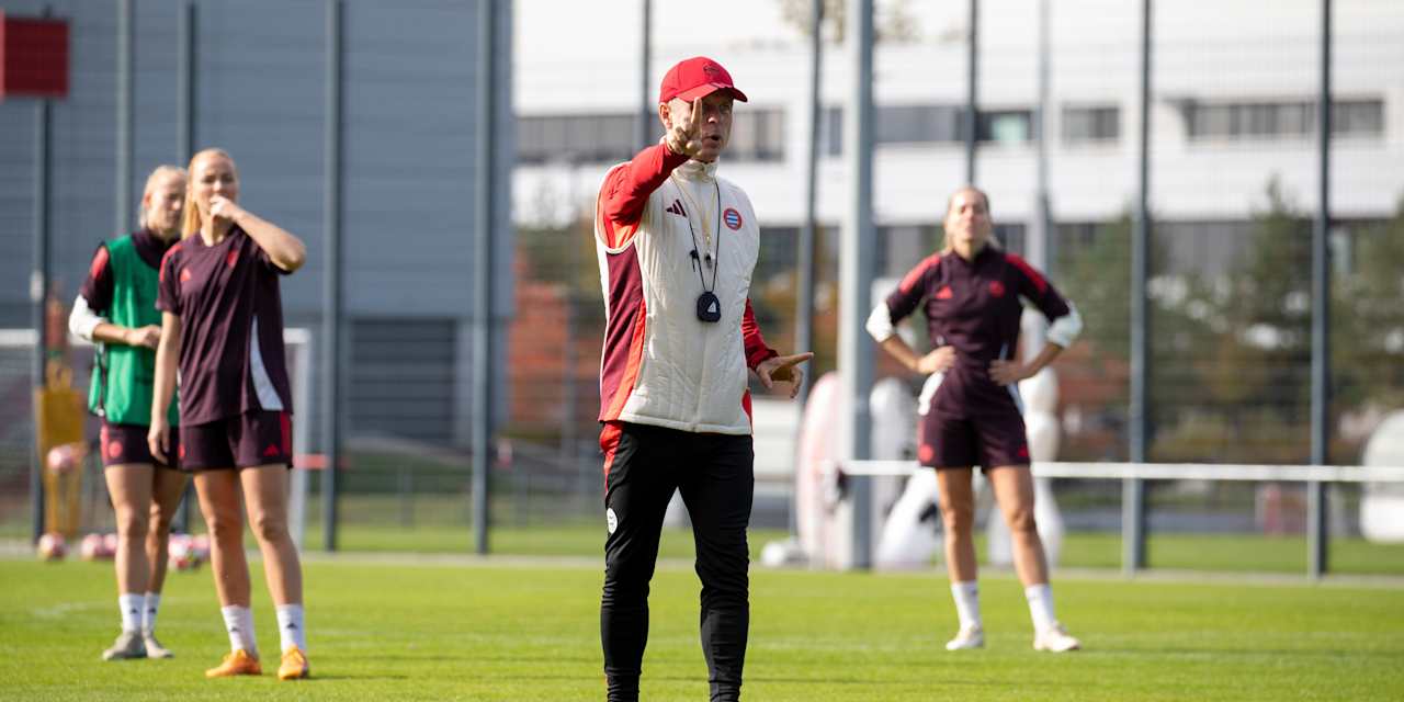 Alexander Straus in FC Bayern Women training