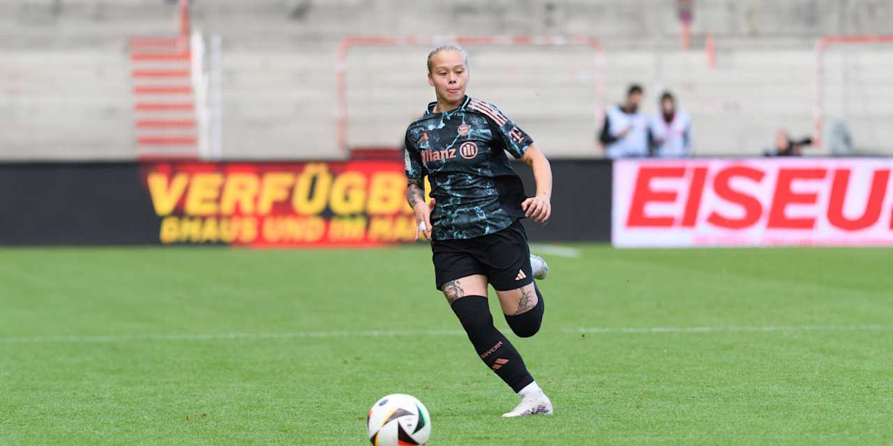 FCB-Spielerin der zweiten Mannschaft im Auswärtstrikot