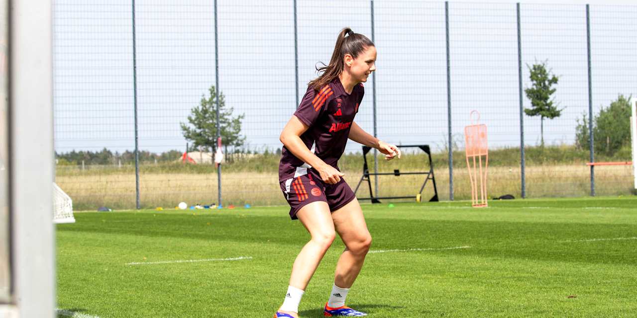 Sarah Zadrazil während des Trainings der FC Bayern Frauen