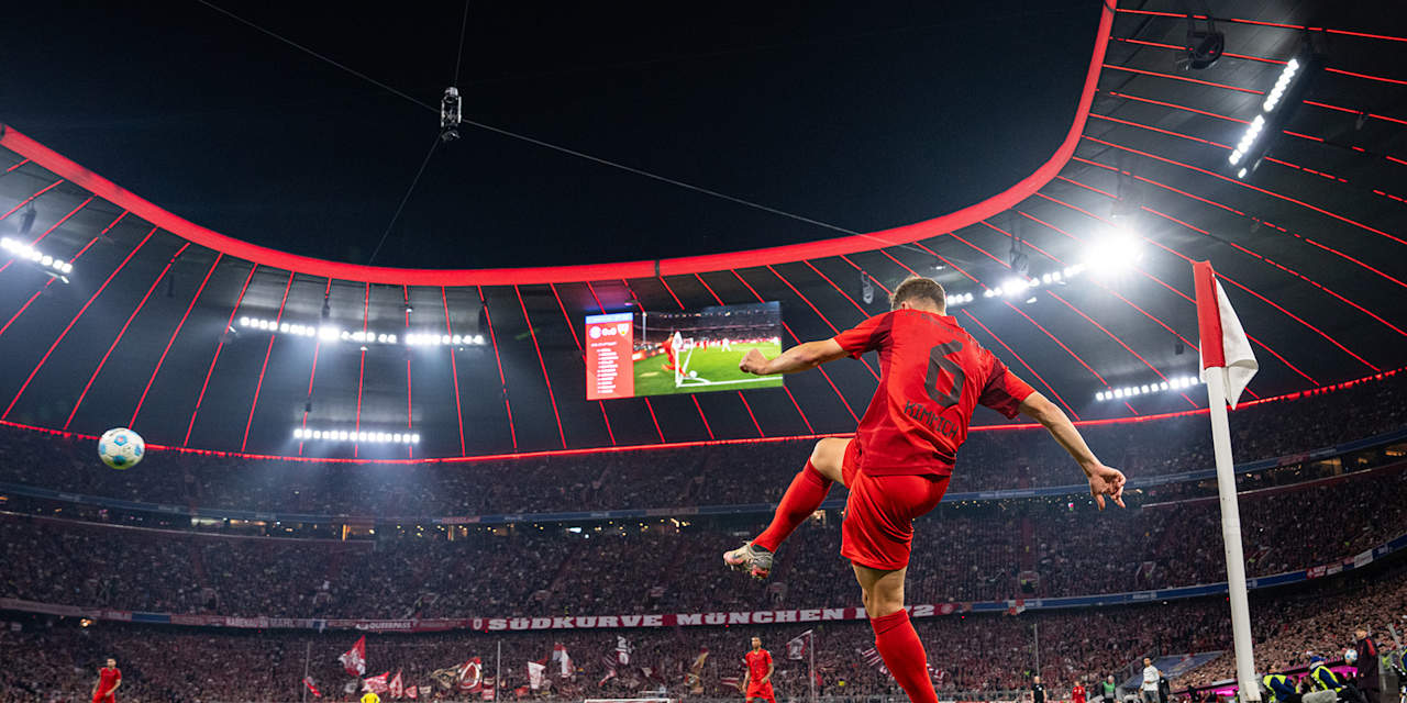 Joshua Kimmich schlägt eine Ecke im FC Bayern-Heimspiel in Allianz Arena