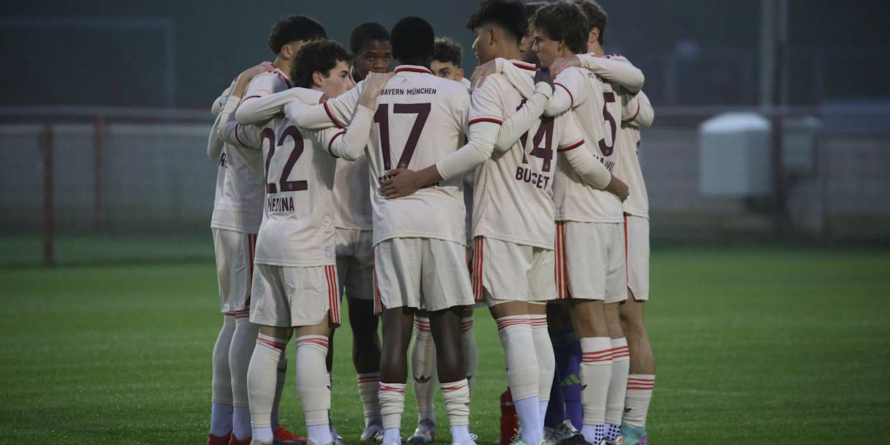 Mannschaftstraube der FC Bayern Global Academy im weißen Trikot