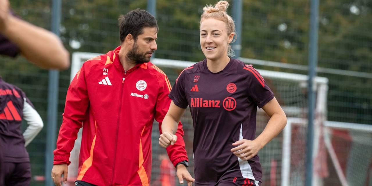 Caro Simon laufend und lächelnd während des Trainings der FC Bayern Frauen
