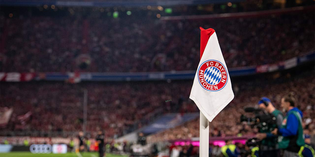Eckfahne des FC Bayern bei einem Fußballspiel in der Allianz Arena